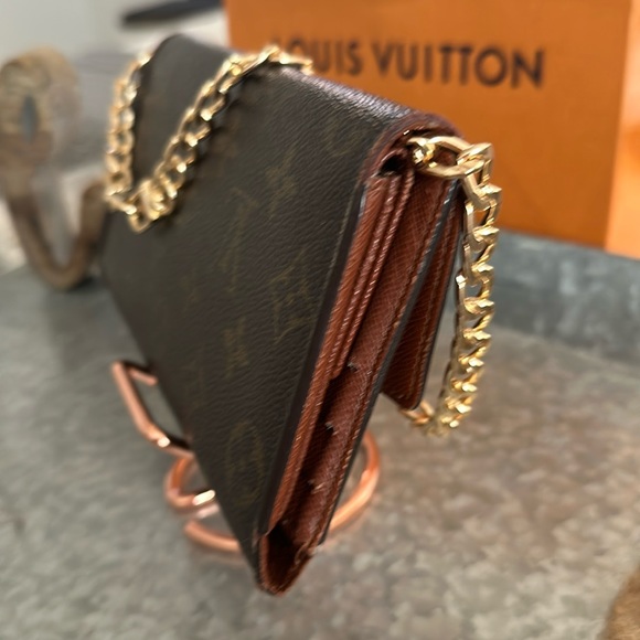 LV Sarah Long Wallet on Chain - Picture 3 of 15